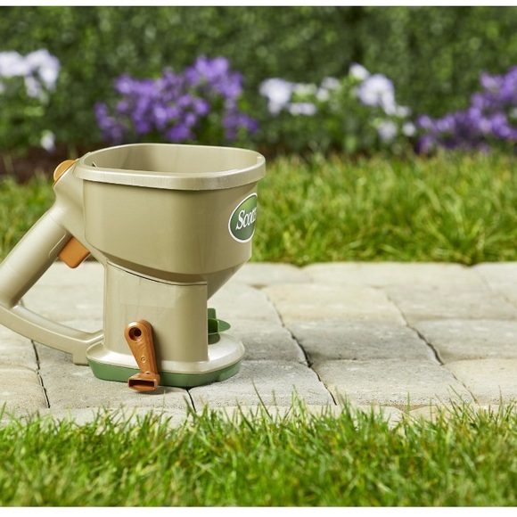 Scotts Whirl Hand-Powered Spreader - Picture 4 of 9